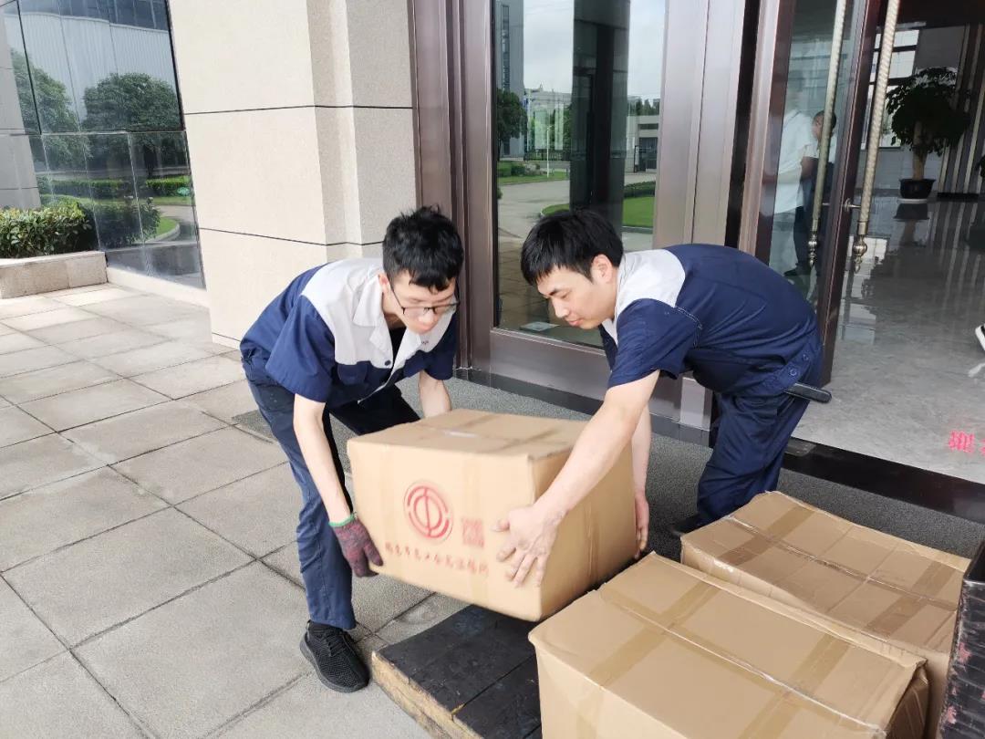 “夏日送清涼”，通力向生產(chǎn)一線員工分發(fā)市總工會夏日慰問品